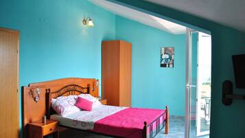 Travel cot, free WiFi