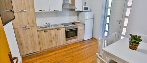 Kylskåp, mikrovågsugn, ugn och spishäll