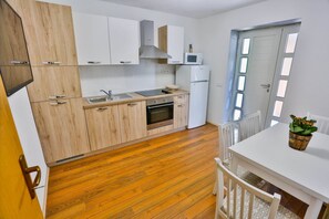 Een koelkast, een microgolfoven, een oven, een kookplaat