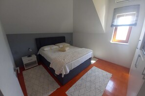 3 bedrooms, iron/ironing board, travel crib, free WiFi