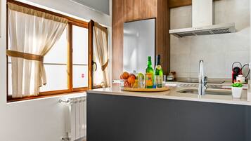 Réfrigérateur, micro-ondes, plaque de cuisson, lave-vaisselle