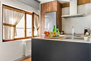 Réfrigérateur, micro-ondes, plaque de cuisson, lave-vaisselle