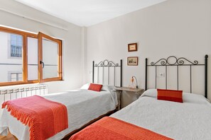 2 chambres, fer et planche à repasser, Wi-Fi gratuit, draps fournis