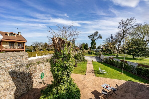 Outdoor dining - Country House 'Apartamento Victoria' with Shared Terrace, Private Garden and Wi-Fi (MUROS DE NALON)
