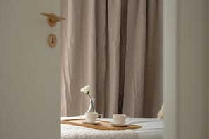 公寓, 2 间卧室, 阳台 | 2 多间卧室、办公桌、笔记本电脑工作区、床单