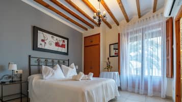 Soundproofing, free WiFi, bed sheets