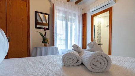 Romantic Room, 1 King Bed, City View | Soundproofing, free WiFi, bed sheets. El Rullo