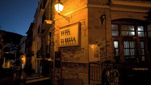 Un bâtiment en pierre sur lequel on peut lire l’inscription « HÔTEL EL RULO ».