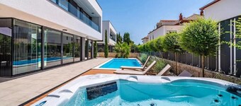 Villa Alpha - Four Bedroom Villa with Swimming Pool