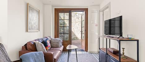 Een televisie en een tafeltennistafel