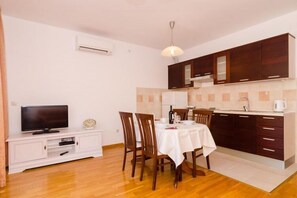 Fridge, oven, stovetop, toaster - Apartment Marela- One Bedroom Apartment with Balcony and Sea View (Mokosica)