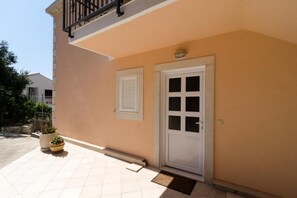 Exterior detail - Apartment Marela- One Bedroom Apartment with Balcony and Sea View (Mokosica)