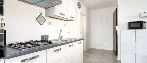 Køleskab, mikrobølgeovn, ovn, kogeplade