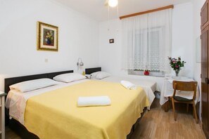 1 bedroom, free WiFi - Guest House Kusalo-  Basic Triple Room with Patio (Soba 3) (Dubrovnik)