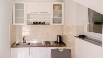 Fridge, stovetop, coffee/tea maker