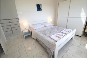 4 habitaciones, tabla de planchar con plancha y internet 