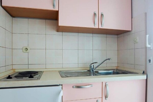 Frigorífico, placa de cocina y mesa de comedor