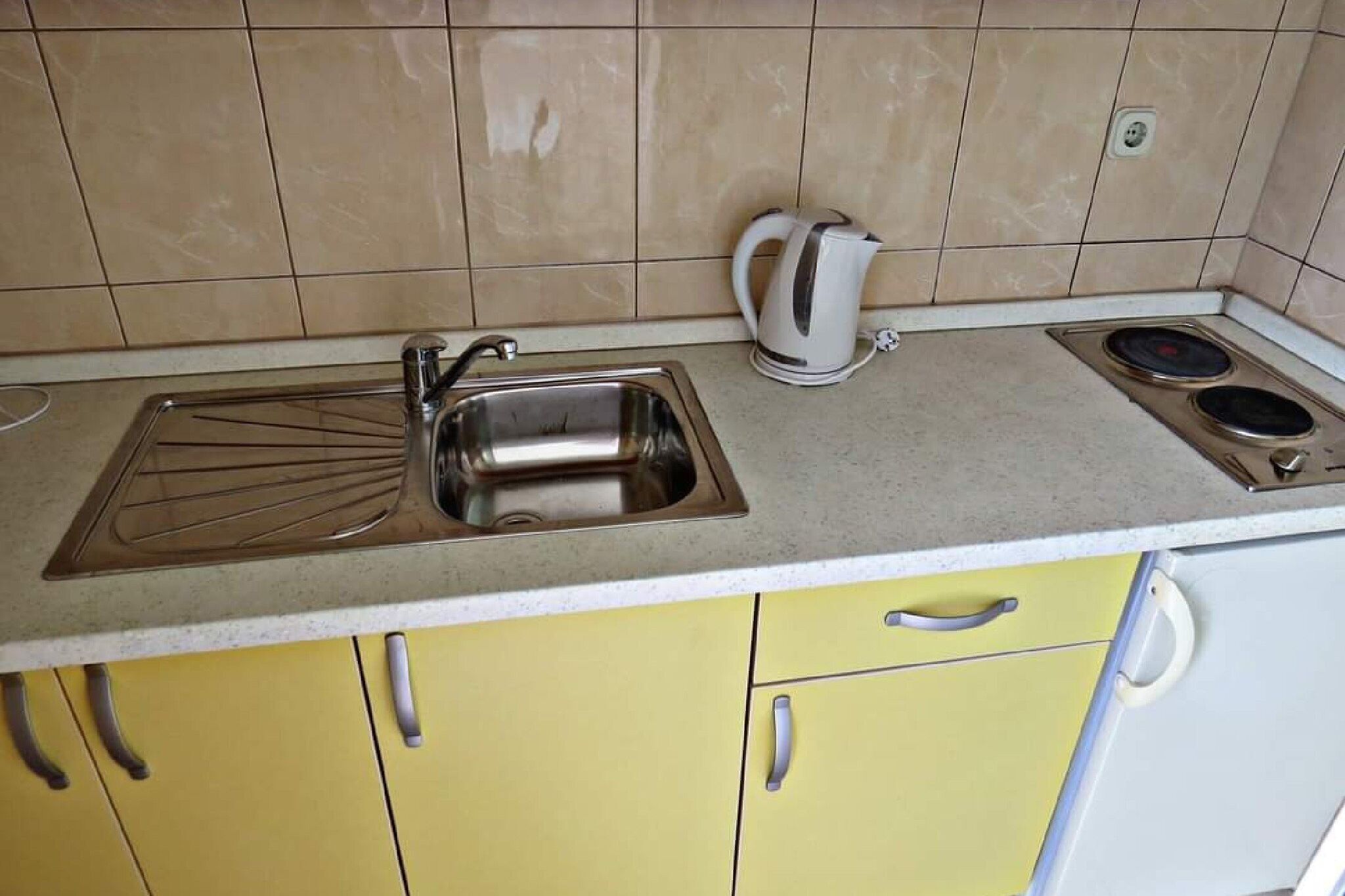 Geladeira, cooktop, mesas de jantar