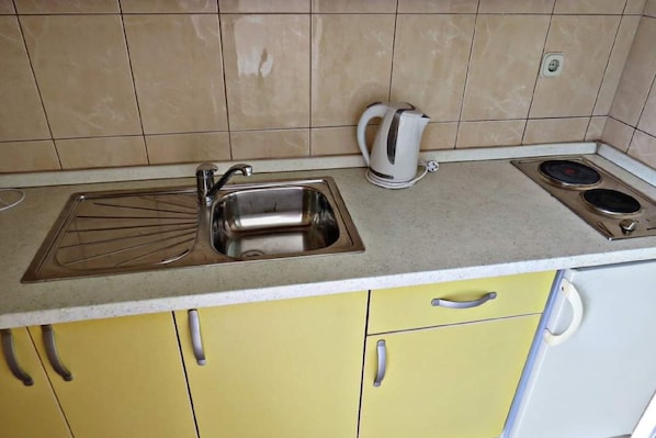Kühlschrank, Herdplatte, Esstisch