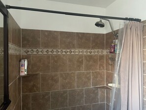 Séchoir à cheveux, serviettes fournies, savon, papier de toilette