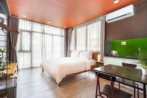 ห้องพาโนรามิกดับเบิล | ตู้นิรภัยในห้องพัก, โต๊ะทำงาน, พื้นที่ทำงานแบบใช้แล็ปท็อป, ผ้าม่านกันแสง