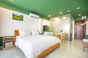 ห้องพาโนรามิกดับเบิล | ตู้นิรภัยในห้องพัก, โต๊ะทำงาน, พื้นที่ทำงานแบบใช้แล็ปท็อป, ผ้าม่านกันแสง