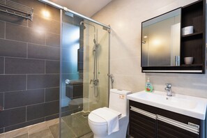 Habitación triple familiar | Baño | Regadera, secadora de cabello, pantuflas, toallas 