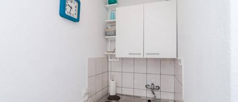 Kjøleskap, mikrobølgeovn, kokeplater og spisebord