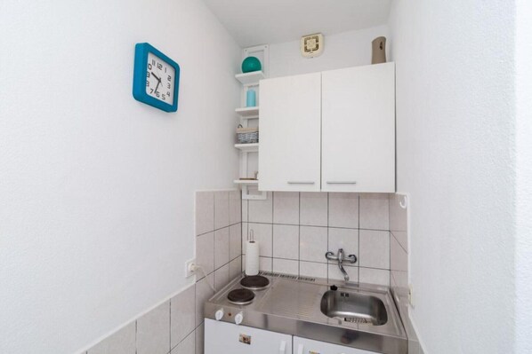 Kühlschrank, Mikrowelle, Herdplatte