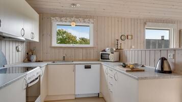 Réfrigérateur, four, lave-vaisselle, chaise haute