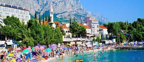 Una spiaggia nelle vicinanze