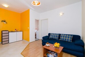 Smart TV - Apartments & Rooms Tapera- Comfort One-Bedroom Apartment with Terrace and Garden View (Dubrovnik)