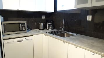 Frigorifero, microonde, forno, piano cottura