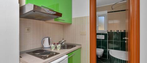 Réfrigérateur, plaque de cuisson, cafetière/bouilloire, tables à manger