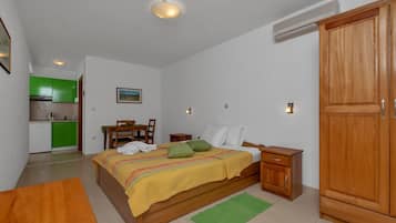 Travel cot, free WiFi