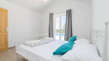 2 bedrooms, iron/ironing board, travel cot, free WiFi