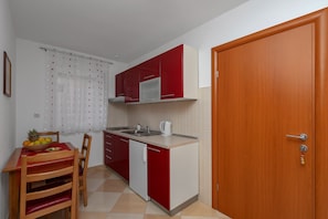 Geladeira, cooktop, cafeteira/chaleira