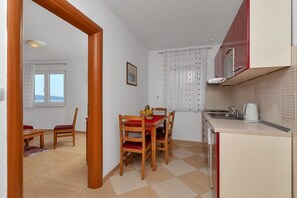 Refrigerador, parrilla de estufa, cafetera y tetera y comedor 