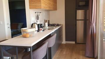 Coffee/tea maker, fridge, microwave, stovetop