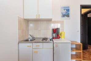 Frigorifero, piano cottura, macchina per tè/caffè, tavolo da pranzo