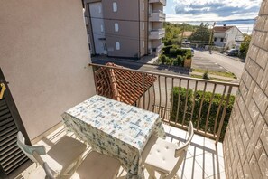 Outdoor dining - Apartments Ilija Njavro - One Bedroom Apartment with Balcony (Jadranovo)