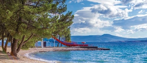 Una spiaggia nelle vicinanze