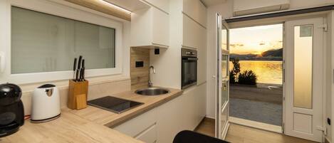 Een koelkast, een oven, een kookplaat, een vaatwasser