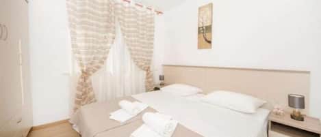 Iron/ironing board, travel cot, free WiFi