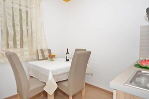 Dining - Guest House Mia (ST) - Studio Apartment (A3) (Split)