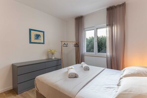 3 bedrooms, iron/ironing board, travel crib, free WiFi