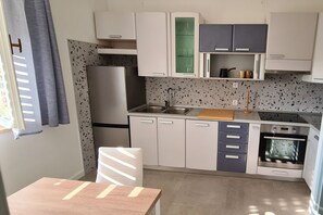 Jääkaappi, mikroaaltouuni, uuni, liesi