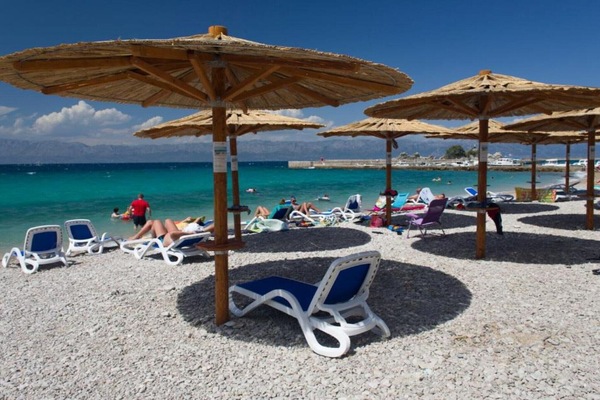 Una spiaggia nelle vicinanze