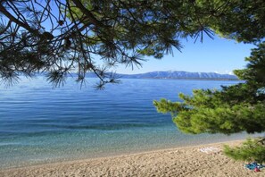 Una spiaggia nelle vicinanze