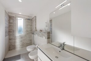 Douche, sèche-cheveux, serviettes fournies